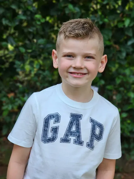 Camiseta Gap para niño color blanco con azul
