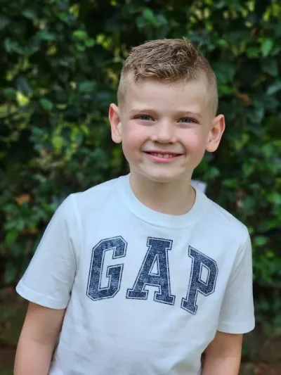 Camiseta Gap para niño color blanco con azul