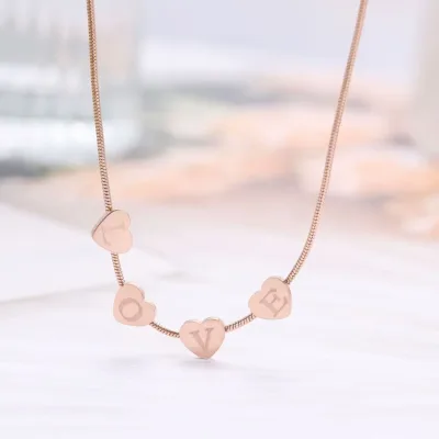 Collar de acero de titanio con diseño de corazones con frase LOVE