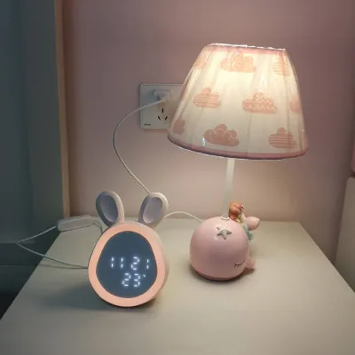 Reloj y lampara con orejas de conejo