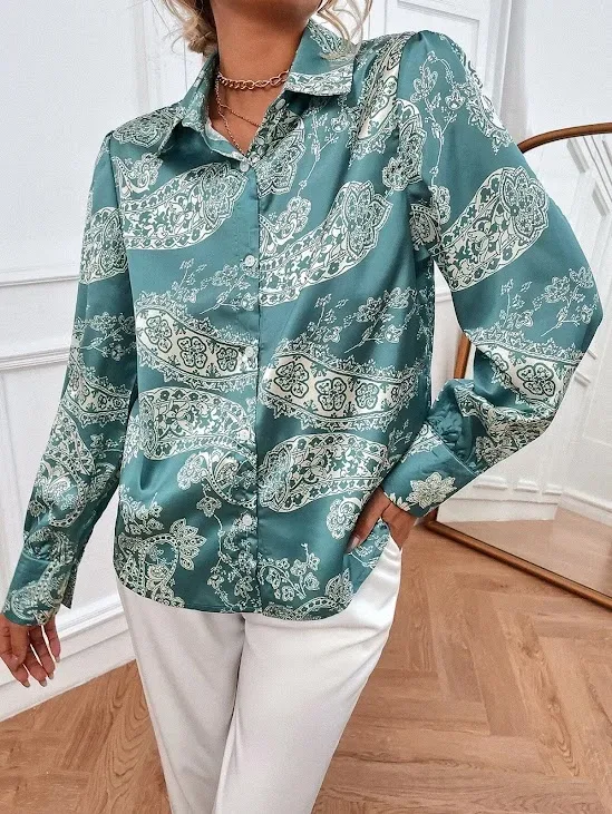Camisa para dama color verde con diseño abstracto