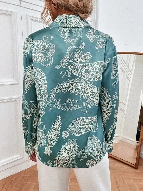Camisa para dama color verde con diseño abstracto