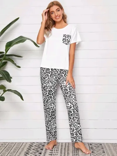 Pijama para dama color blanco con estampado de leopardo