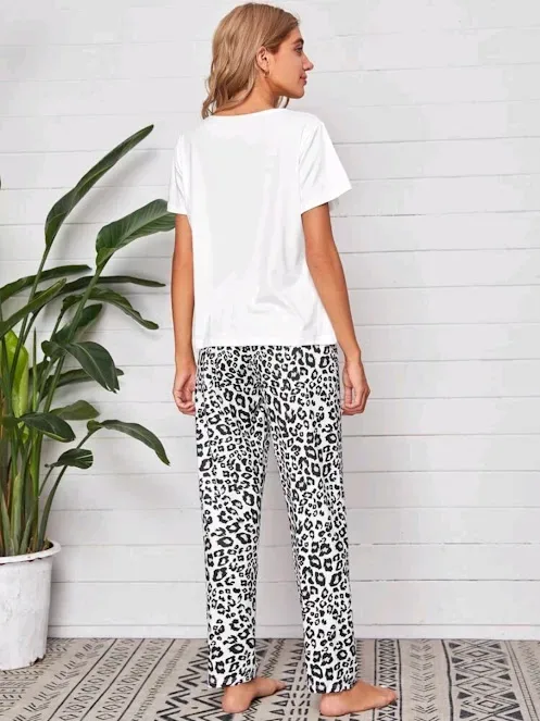 Pijama para dama color blanco con estampado de leopardo