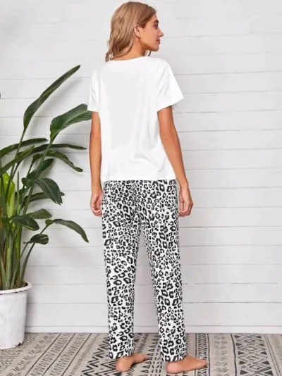 Pijama para dama color blanco con estampado de leopardo