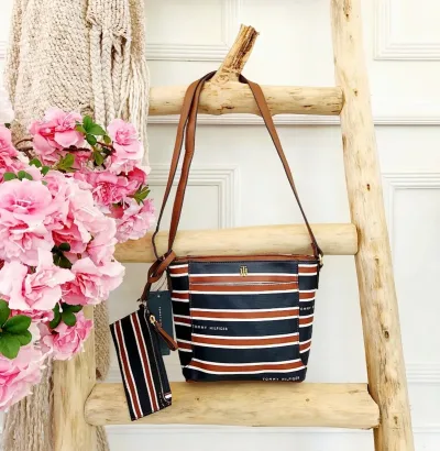 Bolso Tommy Hilfiger para dama diseño a rayas