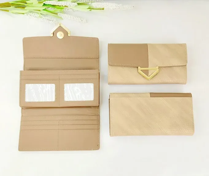 Cartera para dama color café y beige