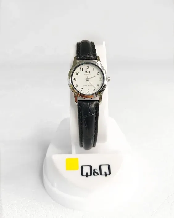 Reloj Q and Q para dama color negro y plateado