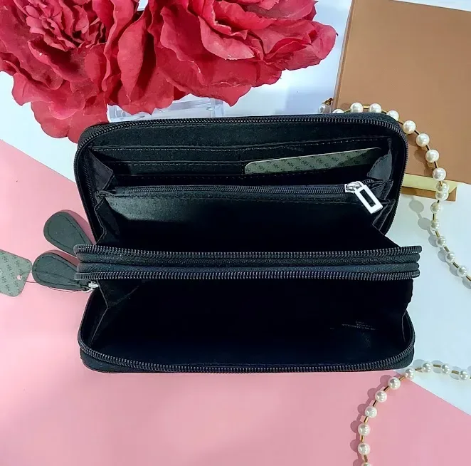 Cartera Guess para dama color gris
