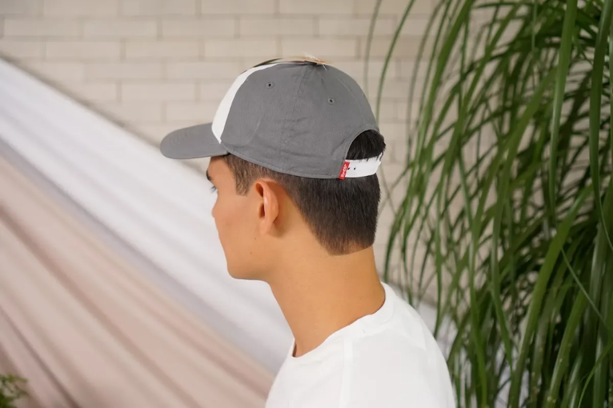 Gorra Levi´s para caballero color gris y blanco