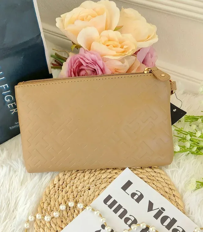 Cartera Tommy Hilfiger para dama color camel