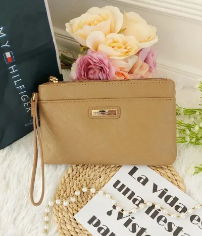 Cartera Tommy Hilfiger para dama color camel