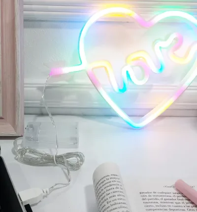 Lampara decorativa "Love" en Cursiva