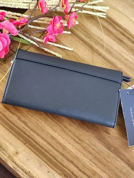 Cartera Tommy Hilfiger para dama XW06494-400CIK COLOR AZUL