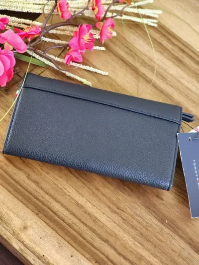 Cartera Tommy Hilfiger para dama XW06494-400CIK COLOR AZUL