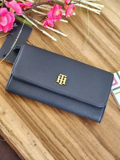 Cartera Tommy Hilfiger para dama XW06494-400CIK COLOR AZUL