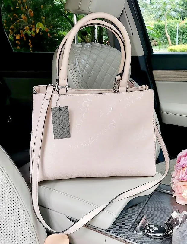 Bolso Guess para dama color rosa