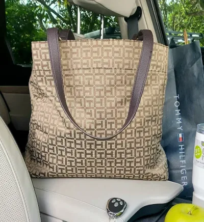 Bolso Tommy Hilfiger para dama color café y beige
