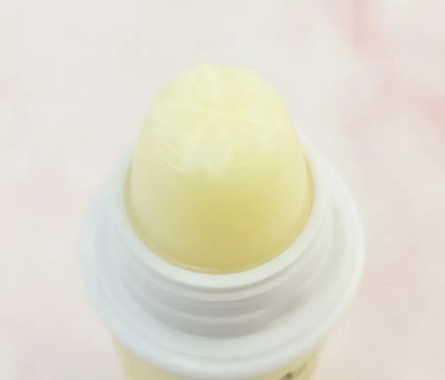 Balsamo labial Piña Colada para dama color amarillo
