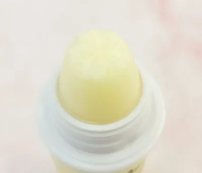 Balsamo labial Piña Colada para dama color amarillo