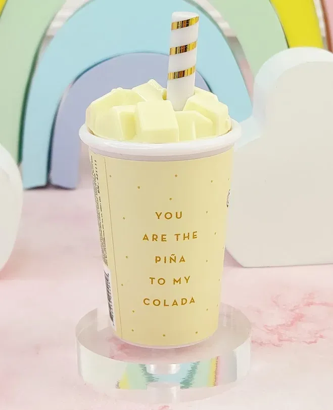 Balsamo labial Piña Colada para dama color amarillo
