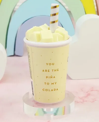 Balsamo labial Piña Colada para dama color amarillo