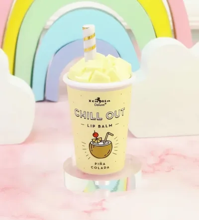 Balsamo labial Piña Colada para dama color amarillo