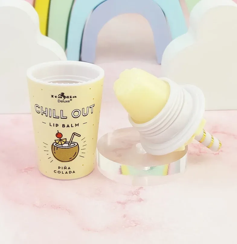 Balsamo labial Piña Colada para dama color amarillo