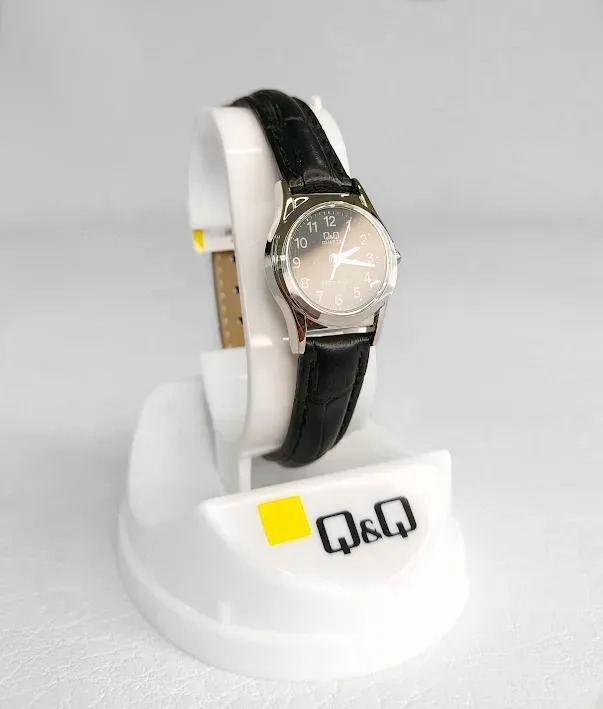 Reloj Q and Q para dama color negro y plateado