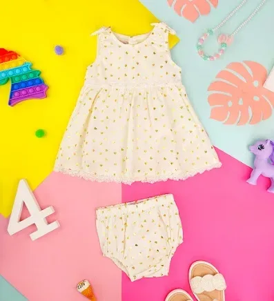 Vestido para niña color  beige con estampado de corazones  dorados