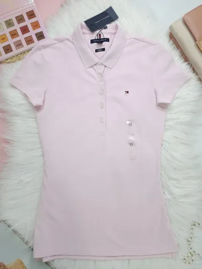 Camiseta tommy Hilfiger para dama color rosado cuello tipo polo manga corta