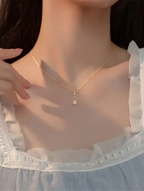 Collar con accesorio de gota de agua.