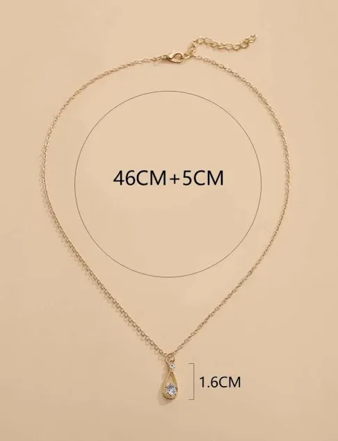 Collar con accesorio de gota de agua.