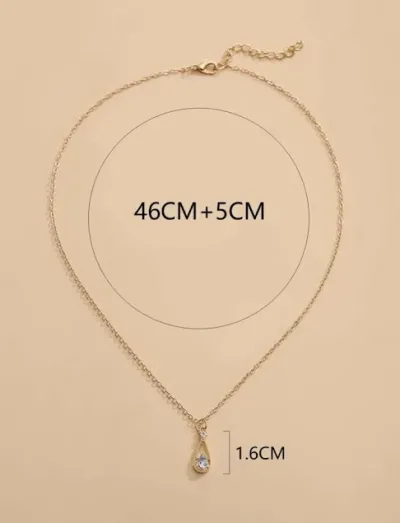 Collar con accesorio de gota de agua.