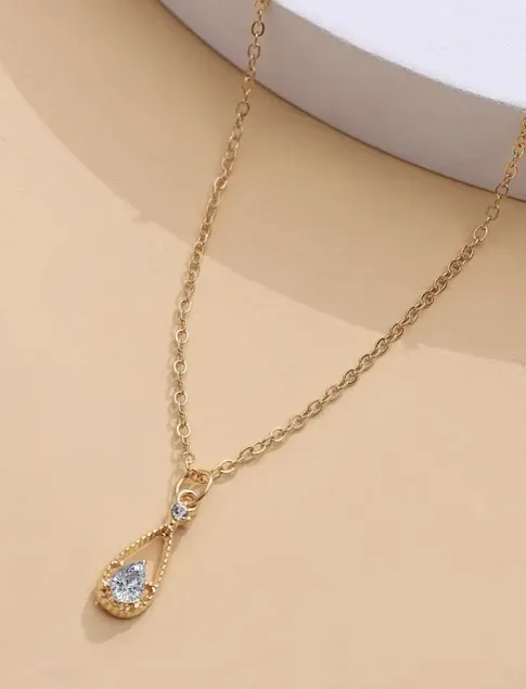 Collar con accesorio de gota de agua.