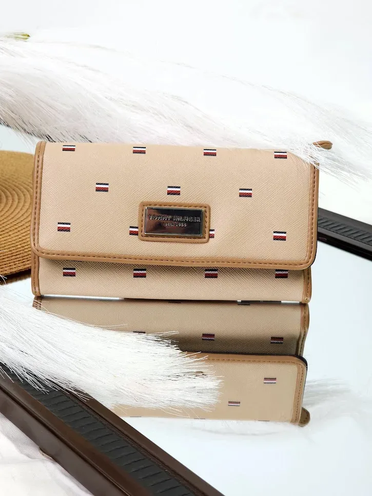 Cartera Tommy Hilfiger para dama color beige