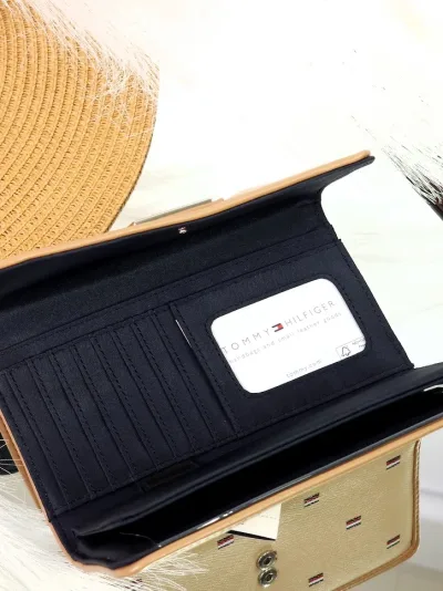 Cartera Tommy Hilfiger para dama color beige
