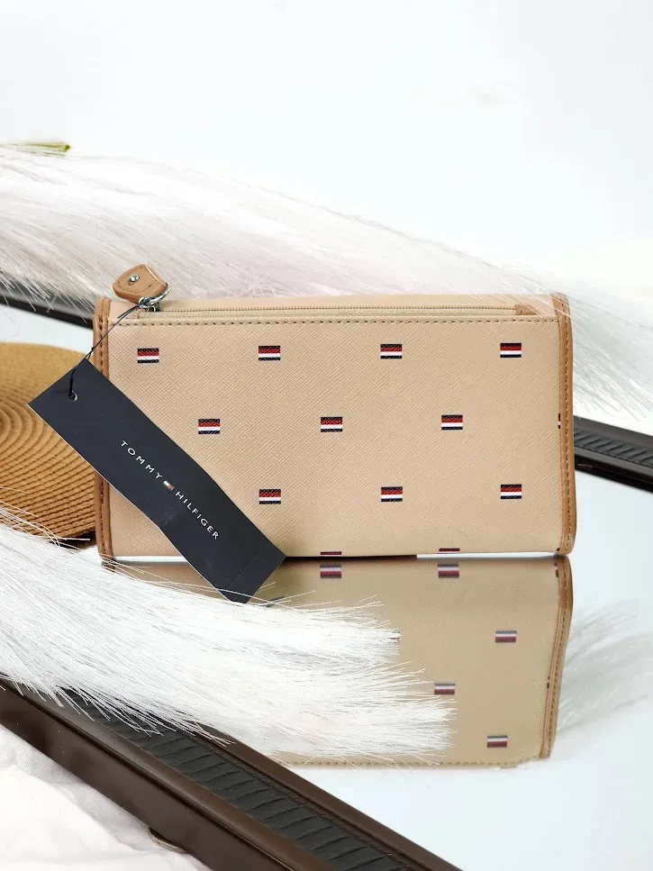 Cartera Tommy Hilfiger para dama color beige