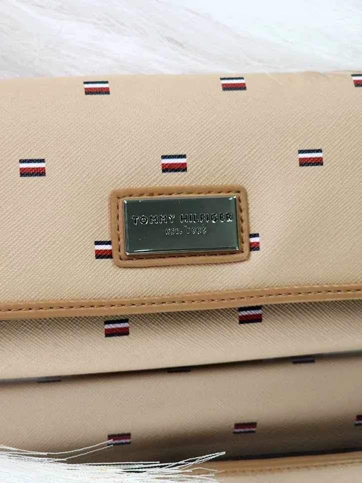 Cartera Tommy Hilfiger para dama color beige