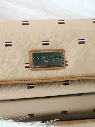 Cartera Tommy Hilfiger para dama color beige