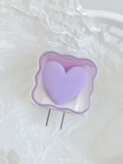 Funda protectora para cargador diseño de corazón morado