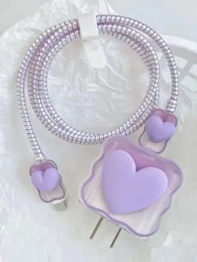 Funda protectora para cargador diseño de corazón morado