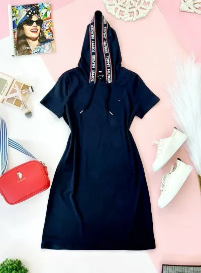 Vestido Tommy Hilfiger negro con gorro