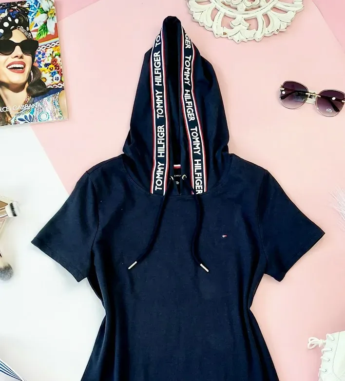 Vestido Tommy Hilfiger negro con gorro