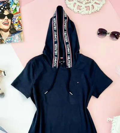 Vestido Tommy Hilfiger negro con gorro