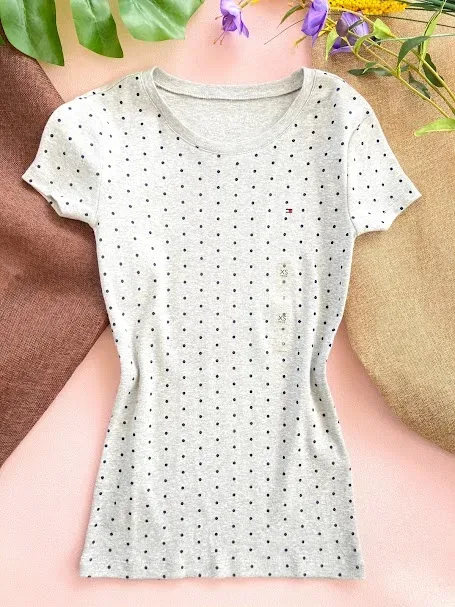 Camisetas Tommy Hilfiger para dama color gris con puntos negros
