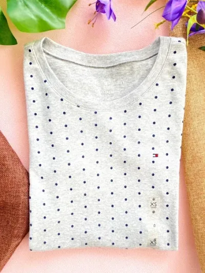Camisetas Tommy Hilfiger para dama color gris con puntos negros