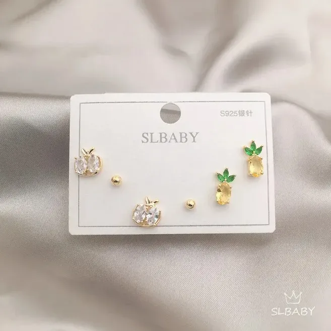 Set de aretes plata 925 con baño de oro diseño de piña y manzana