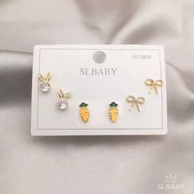 Set de aretes plata 925 con baño de oro diseño de conejo zanahoria y lazo