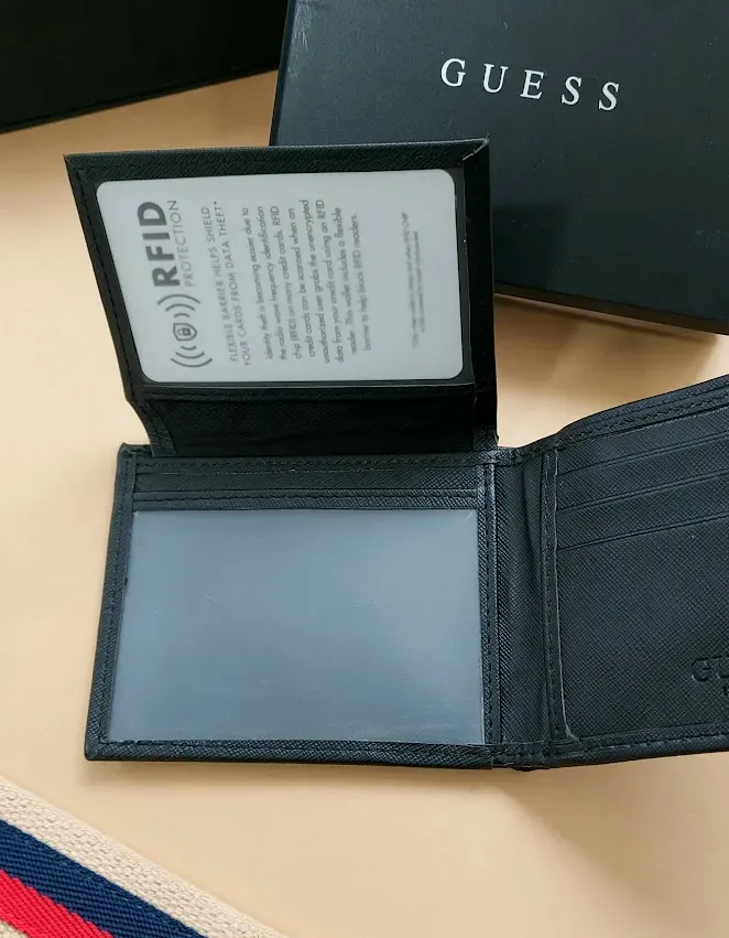 Billetera Guess para caballero color negro